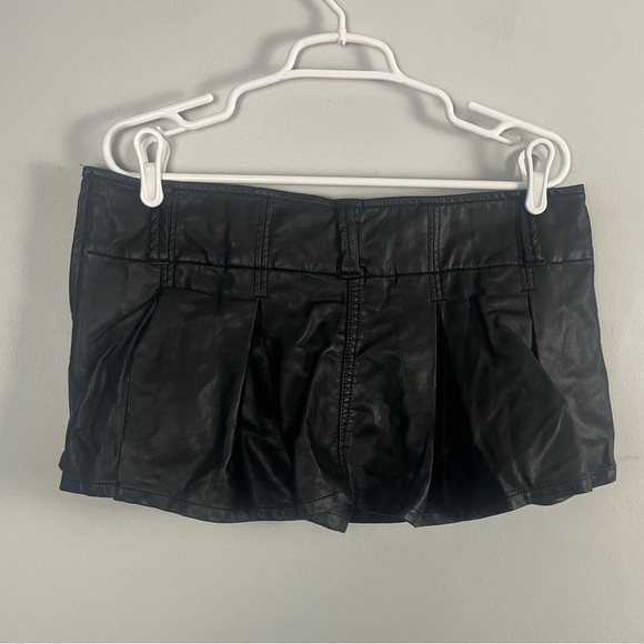 FREE PEOPLE BLACK VEGAN FAUX LEATHER PLEATED MICRO MINI SKORT SKIRT SZ 10 - Picture 7 of 10